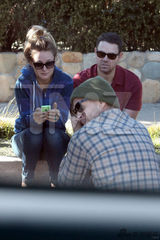 组图：保罗女友车祸后首现身 擦拭眼泪深陷悲伤