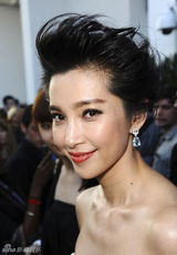 组图：李冰冰戛纳走秀 金色长裙华丽刺绣精致