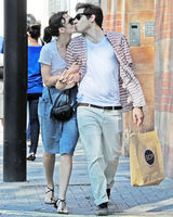 组图：凯拉-奈特利和未婚夫街头热吻