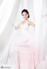 组图：李曼裸色大片轻歌曼舞