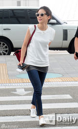 组图：《听声》主演出国度假 李钟硕未同行