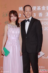 群星闪耀嫣然基金晚宴 王菲旗袍装与李亚鹏恩爱