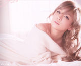 组图：滨崎步白纱唯美写真 衣带渐宽性感露香肩