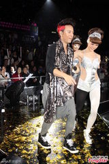 组图：谭咏麟不认豪宅传闻 李克勤想送小孩上学