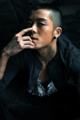 组图：王栎鑫全新大碟即将推出 曝热血宣传照