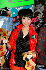 高清组图：英皇歌手大打亲和牌 联手与粉丝同乐 