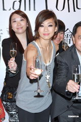 组图：林忆莲红馆个唱落幕 感谢歌迷一路陪伴