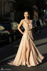 组图：齐溪戛纳浪漫街拍 素雅长裙展东方美