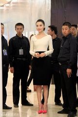 组图：小宋佳看秀露性感锁骨 谈出行秘笈必备好心情