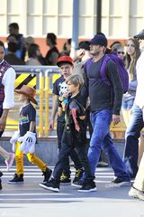 高清组图：贝克汉姆带三个儿子迪斯尼乐园游玩