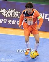 组图：EXO鹿晗等驰骋球场 Beast组进球获胜