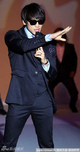 高清图：Rain首尔时装秀登台献艺 帅气舞蹈魅力四射