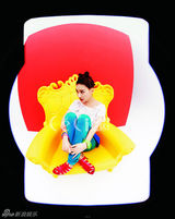 高清图：韩星金素恩变身霓虹女孩 玩转色彩混搭游戏