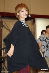 组图：容祖儿为个唱练团 青峰探班一脸睡意