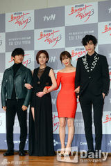 组图：金素妍宣传《需要浪漫》抹胸红裙性感