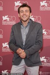 组图：《小帕特里亚》发布 女主上演香艳湿吻秀