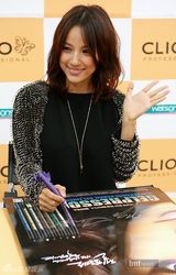 组图：李孝利举行签名会 吸引众多粉丝反响热烈