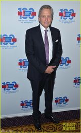 组图：道格拉斯参加抗癌活动 曾因口交致喉癌