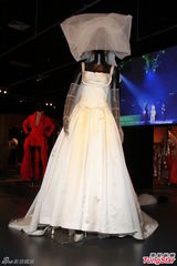 组图：设计师展出梅艳芳演出服 何韵诗做小助理