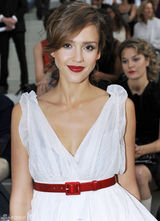 幻灯图集：杰西卡-阿尔芭白裙秀女人味 和伊万同台