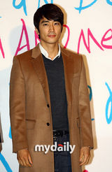 组图：宋承宪贺李辉才大婚 Tony安玄英祝福新人