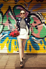 唐艺昕早春街拍大秀美腿 人气新宠时髦换装