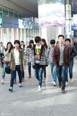 组图：李宇春黑超潮装抵京 26日登上海开唱