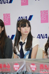 AKB48姐妹团旋风袭港 甜笑击掌粉丝乐翻天