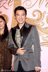 幻灯图：侯佩岑小洋装俏丽 白歆惠裙角飞扬