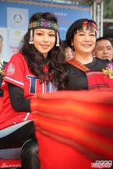 组图：徐若瑄携母亮相 装扮民族风