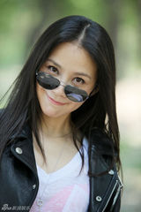 组图：何琳炫酷牛仔写真 尽显俏皮火辣