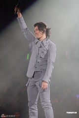 高清图：郑伊健个唱感谢蒙嘉慧 四度返场唱到哭