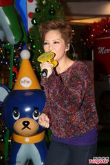 组图：卫兰渴望有爱情滋润 教友被拍后有所避忌