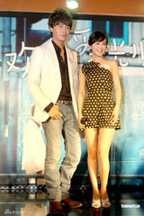 幻灯图：李菲儿新戏开机 短裙亮相担心走光