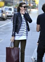 高清组图：米兰达-可儿街拍机车夹克搭配条纹衫