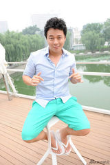 组图：殷桃祖峰张瑶蔡鹭时尚写真个性足