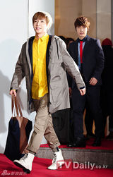 组图：SJ利特东海与少时秀英朴宰范等盛装亮相