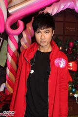 组图：古巨基曝儿时不穿内裤避谈结婚