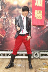 高清图：林俊杰为个唱造势 英俊现身相伴豪车