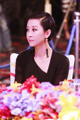 组图：苗圃出席时尚家居盛典 黑衣曼妙展现高雅气质