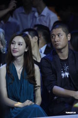 组图：任重张俪同座交流少 被要求合影双双婉拒