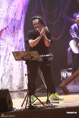 高清组图：陈奕迅香港开唱 靠唱功长裤T恤也疯狂