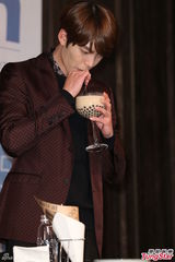 组图：金宇彬访台送巧克力 自嘲长相奇特似恐龙