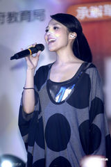 组图：许慧欣梁文音携手做公益 为失亲儿献爱心 