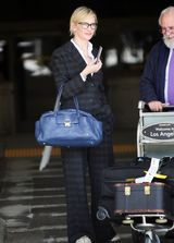 组图：凯特-布兰切特中性装扮酷帅亮相机场