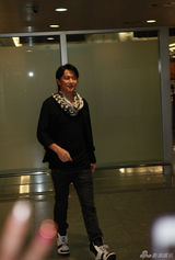 组图：福山雅治抵沪 将亮相上视节和上影节