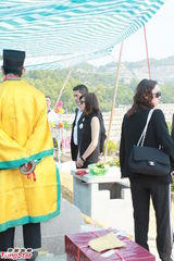 组图：关之琳父亲关山下葬 家属亲人悲哀送行