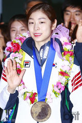 组图：韩花滑女王金妍儿等结束冬奥会归国