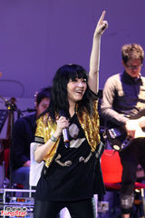 组图：徐佳莹首开个唱 偶像范晓萱站台助阵