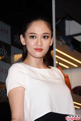 组图：陈乔恩优雅出席代言 自曝没对象